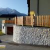 Staccionata-doghe-larice-piallato-Universo-Legno Staccionata in Larice con doghe verticali in larice piallate e stondate..