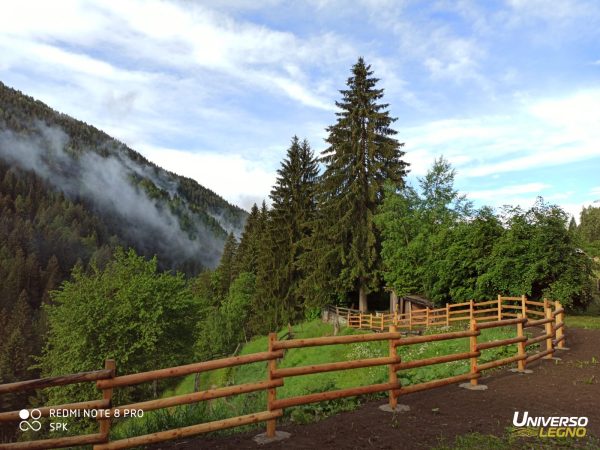 Staccionata con pali tondi e mezzitondi. TORNITI - in Larice naturale